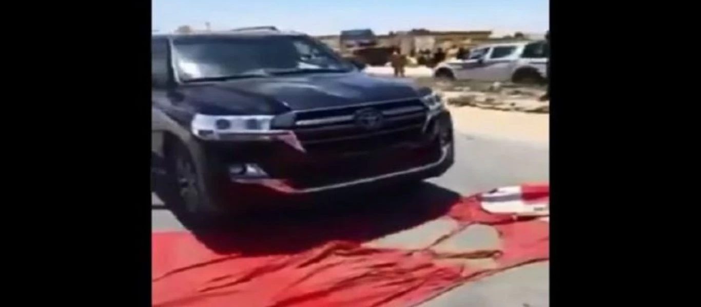 Ανατολική Λιβύη: Έκαναν κουρέλι την τουρκική σημαία (βίντεο)